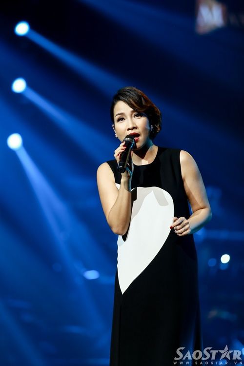 Mỹ Linh trở lại sân khấu với liên khúc Trưa vắng - Em mơ về anh. Nữ ca sĩ đầy duyên dáng khi diện bộ đầm dài xẻ tà màu trắng đen.