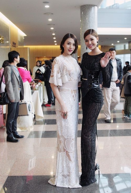 Trong đó, chân dài Lê Hà thu hút nhiều sự chú ý của giới truyền thông lẫn các khách mời tham dự khi diện bộ cánh màu trắng từ thương hiệu nổi tiếng thế giới Zuhair Murad có giá 700 triệu đồng. Với Kỳ Hân, người đẹp cũng nổi bật không kém với bộ đầm dạ hội ren màu đen được đính đá lấp lánh của nhà thiết kế Chung Thanh Phong.