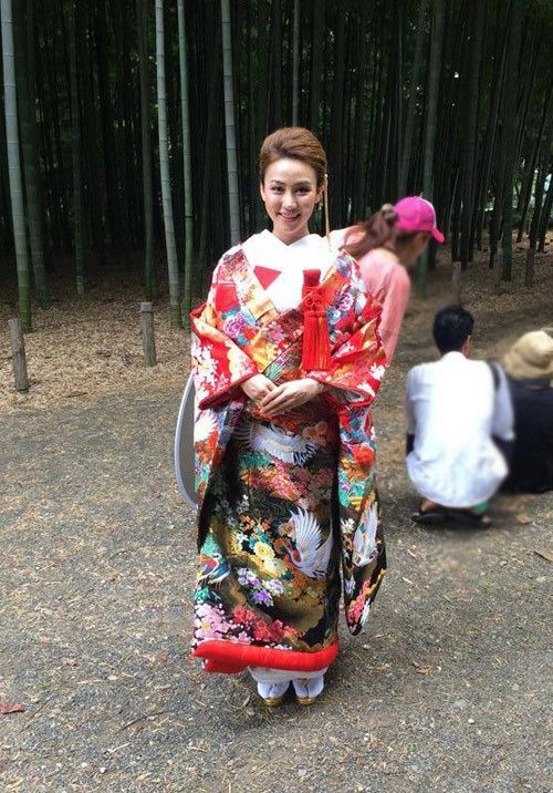 Ngân Khánh cũng có dịp diện kimono gấm lụa trong một lần đi quay ở Nhật Bản.
