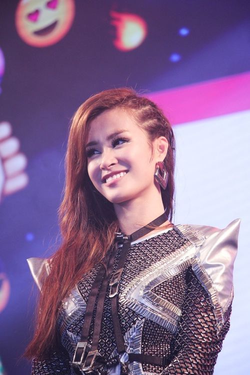 Tối 22/11, tại Nhà Văn hóa Thanh Niên TP HCM, Đông Nhi kết hợp với kênh MTV Việt Nam tổ chức mini-show đặc biệt nhằm giới thiệu và quảng bá single mới nhất mang tên Boom Boom sẽ phát hành vào đầu tháng tới.