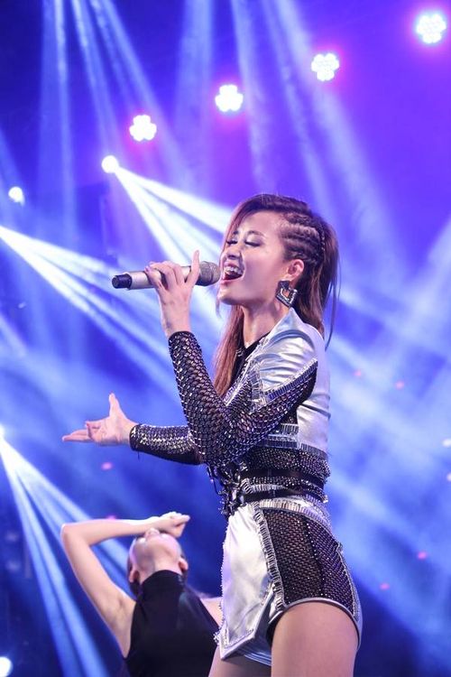 Đây là lần đầu tiên cô xuất hiện sau vụ bị 3 host của chương trình Những kẻ lắm lời chê “như bà ngoại”. Đông đảo người hâm mộ đã đến tham dự bởi đây là sự kiện được họ háo hức chờ đợi trong suốt thời gian qua.