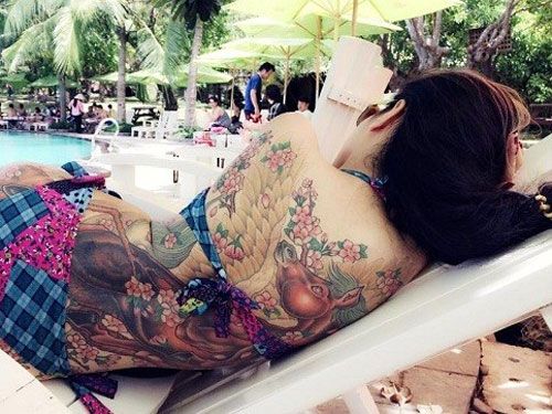 Nguyễn Thị Phương Anh (28 tuổi, Hải Phòng) cũng nổi tiếng trên mạng nhờ những hình xăm khủng trên cơ thể.