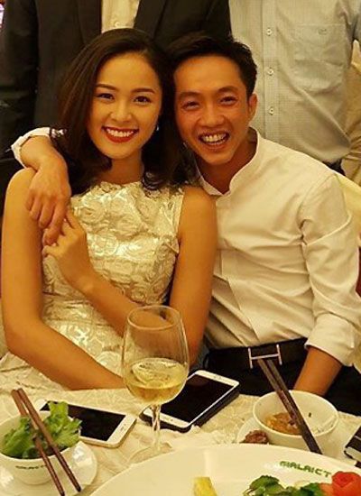 Hạ Vi (trái) hoàn toàn kín tiếng về đời sống riêng. Cô muốn được mọi người chú ý qua công việc hơn là đời tư. Ảnh: Facebook Quốc Cường Gia Lai.