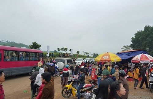 Các hàng quán được dựng lên để phục vụ du khách tham quan - (Ảnh: songlamplus).