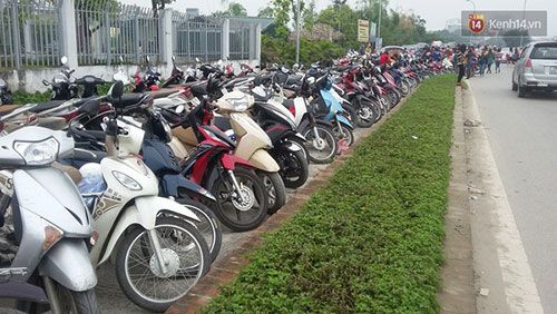 Làn đường trong cùng trên đường Nhật Chiêu đã bị chiếm dụng làm bãi đỗ xe cho khách và thu vé giá 10.000 đồng/lượt đối với xe máy, 30.000 đồng/lượt với ô tô.