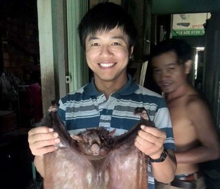 ng Thiều Quốc Kỳ bên con chồn bay mà ông cho là chỉ chụp hình đưa lên Facebook chứ không phải ông săn bắt hay xẻ thịt.