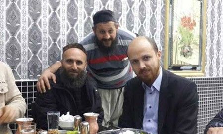 Bức ảnh Bilal Erdogan, con trai của Tổng thống Thổ Nhĩ Kỳ (ngoài cùng bên phải), chụp cùng anh em Kember khiến anh bị cáo buộc là có quan hệ làm ăn với IS. Ảnh: RT