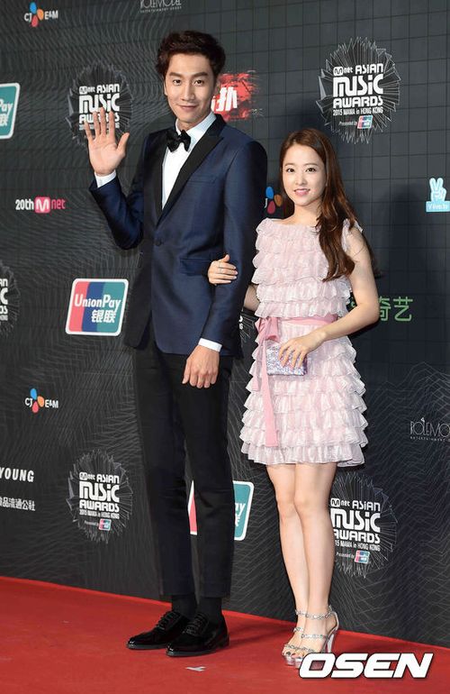 Lee Kwang Soo của Running Man lấn át chiều cao của bạn đồng hành nữ Park Bo Young.