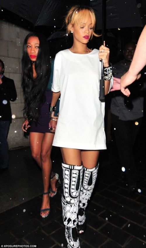 Nữ ca sĩ Rihanna khiến người hâm mộ được phen