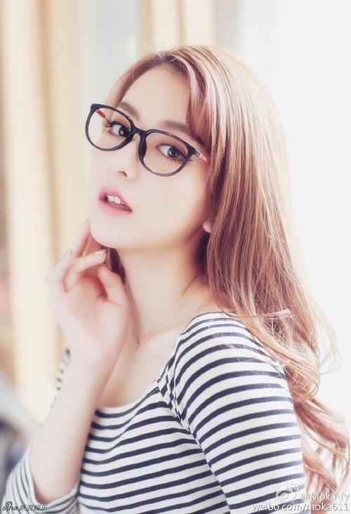 Kém anh 23 tuổi, sự nghiệp chỉ ở mức hạng B nhưng Phương Viên sở hữu gương mặt đẹp ngọt ngào và đường cong nóng bỏng. Những hình ảnh quảng cáo của cô được đăng tải thu hút sự chú ý và bình luận.