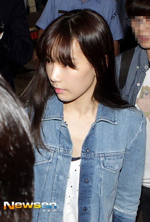 Taeyeon (SNSD) từng chia sẻ việc phải đối mặt với chứng rụng tóc nghiêm trọng. Vùng tóc mái giúp cô che được nhược điểm này, nhưng chỉ cần lộ ra một chút sẽ thấy cả vùng da đầu bóng loáng.