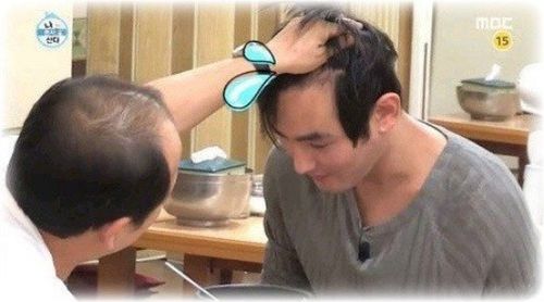 Thần tượng một thời của H.O.T - Kang Ta lộ mảng da đầu khá rõ. Koreaboo cho rằng, nam ca sĩ điển trai nên quan ngại về khả năng có thể bị hói đầu trong tương lai.