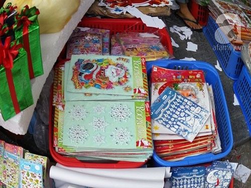 Tại các cửa hàng bán đồ chơi, đồ lưu niệm hay chuyên về đồ trang trí Noel các mặt hàng này luôn có sẵn và được tiêu thụ mạnh vì kiểu dáng bắt mắt, dễ chơi và luôn thu hút trẻ em.