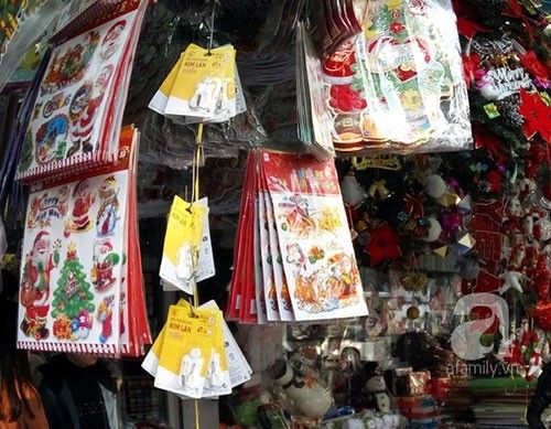 Thậm chí những miếng dán hoạt hình được thiết kế lớn hơn nhưng vẫn với chất liệu keo, chất liệu nhựa dẻo hoặc cao su y hệt như miếng bé. Những loại này được chào bán với giá từ 40 -50 ngàn/tấm.
