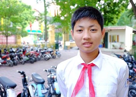 Lương Hoàng Tùng (lớp 9H1 THCS Trưng Vương), học sinh Việt Nam đầu tiên đạt huy chương Vàng giải Vô địch các đội tuyển Toán quốc tế.