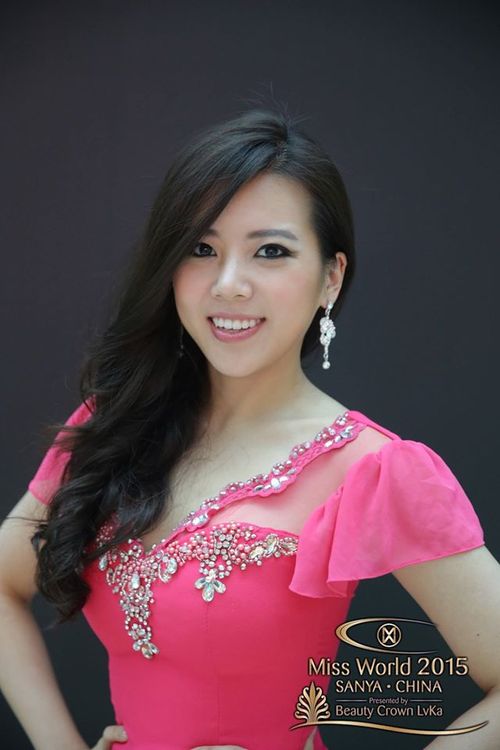 Thay vì sẽ mang một nét đẹp đặc trưng của Hàn Quốc, bóng hồng này như một cô gái lai từ nhiều dòng máu khác nhau, khiến gương mặt chỉ ở mức tạm được chứ chưa thật sự đặc biệt.