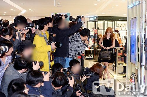Sáng 11/12, Yoon Eun Hye tham dự một sự kiện của nhãn hàng do cô làm gương mặt đại diện. Đây là lần đầu tiên nữ diễn viên xuất hiện trước công chúng sau khi bị một nhà mốt cáo buộc đạo nhái thiết kế thời trang hồi tháng 9. Bộ váy mà Yoon Eun Hye bị nghi đạo thiết kế được cô sử dụng trong cuộc thi Goddess Fashion ở Trung Quốc.