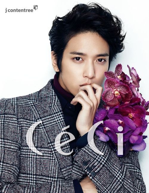 Trưởng nhóm Jung Yong Hwa của rock band CNBLUE xếp thứ 4. Nhóm nhạc của Yong Hwa khá quen thuộc với người hâm mộ xứ mặt trời mọc qua các ca khúc đình đám. 2 bộ phim do Yong Hwa đóng vai chính là Heartstrings và You’re Beautiful được yêu thích rầm rộ ở Nhật Bản.