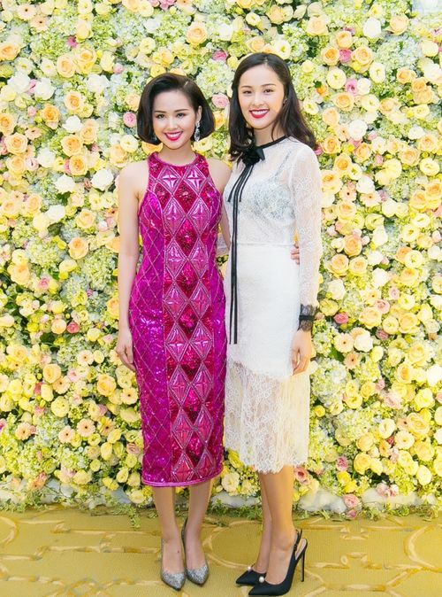 Trong sự kiện tối qua, cô chọn trang phục đơn giản nhưng tinh tế, thanh lịch với phần ren và xoan xuyên thấu nổi bật, khéo léo khoe vẻ đẹp nữ tính, gợi cảm.
