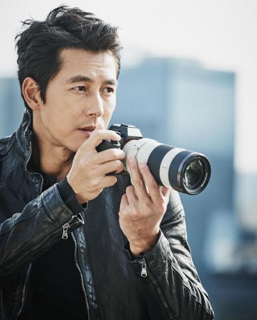 Jung Woo Sung là mẫu bạn trai lý tưởng không chỉ trên màn ảnh mà còn đối với những fan nữ ngoài đời. Nam diễn viên năm nay 42 tuổi, nổi tiếng từ những vai diễn ấn tượng trong thập niên 90. Anh là bạn thân của tài tử Lee Jung Jae đồng thời là cộng sự trong kinh doanh. Trong khi Lee Jung Jae đang hẹn hò với ái nữ của ông chủ tập đoàn Daesang thì Jung Woo Sung vẫn đi về một mình.