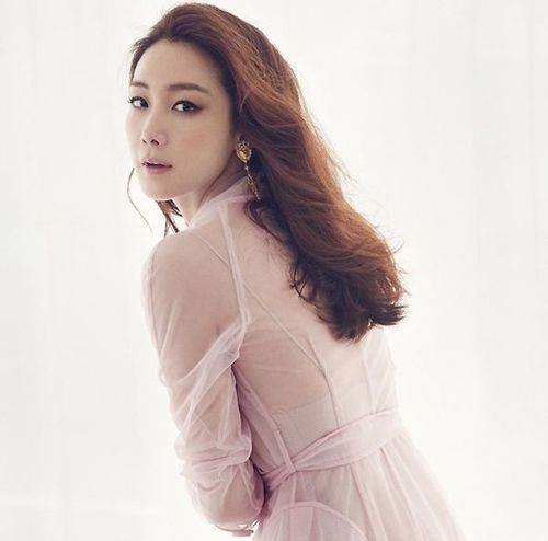 Cũng thuộc thế hệ làn sóng Hallyu đầu tiên, Choi Ji Woo sở hữu sự nghiệp diễn viên vững chắc cùng danh tiếng được công nhận. Trong giới, Choi Ji Woo được biết đến với sự chuyên nghiệp, tính cách thân thiện cùng kỹ năng nấu ăn xuất sắc.