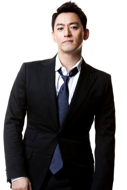 Cũng giống như So Ji Sub, tài tử Joo Jin Mo được biết đến với vẻ nam tính, mạnh mẽ và có phần bất cần. Dù không may mắn như lứa đồng nghiệp cùng tuổi như Jang Dong Gun nhưn các vai diễn của Joo Jin Mo được chọn lọc kỹ lưỡng, gây ấn tượng với khán giả. Năm 2013, ngôi sao Song hoa điếm tiếp tục gây tiếng vang qua vai diễn trong bộ phim Hoàng hậu Ki.