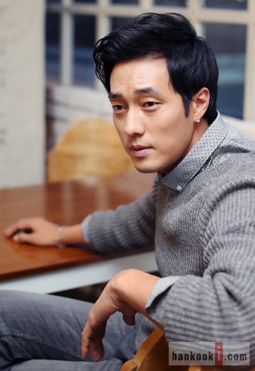 Năm qua, tài tử Song Seung Hun công khai chuyện tình với người đẹp Hoa ngữ Lưu Diệc Phi gây xôn xao showbiz Hàn. Trong khi người bạn thân đã tính đến chuyện trăm năm thì So Ji Sub vẫn duy trì tình trạng độc thân.