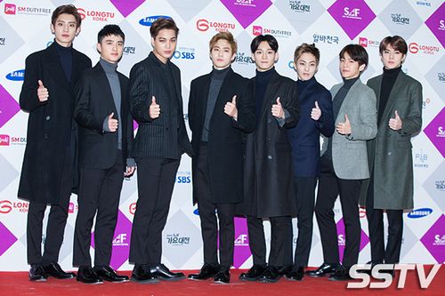 Các mỹ nam của EXO bảnh bao với suit tối màu.