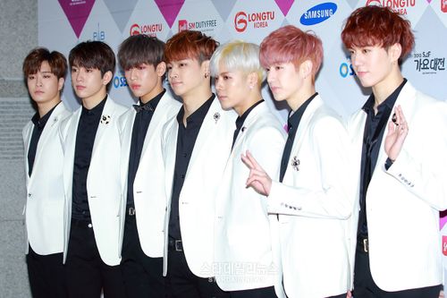 Các thành viên của GOT7 cũng bị chú ý vì make up khá nặng tay.