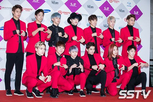 Seventeen rực rỡ với bộ suit đỏ.