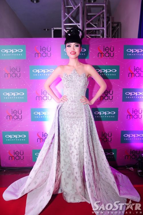 Siêu mẫu Jessica Minh Anh trong vai trò giám khảo.