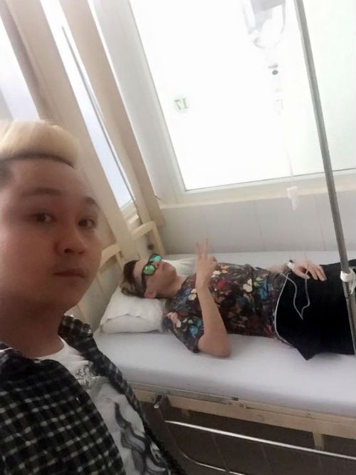 Một bức ảnh khác được một người bạn của Hoàng Tôn và Thanh Duy đăng tải. Trong ảnh, cựu thí sinh Giọng hát Việt nằm trên giường bệnh nhưng đã khỏe và tạo dạng "xì-tin".