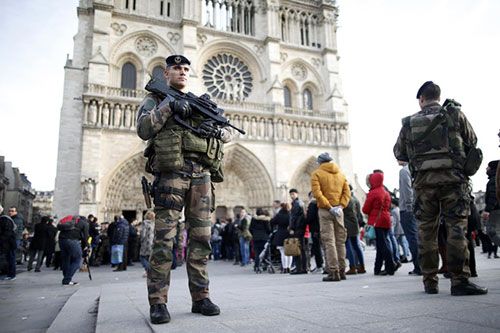 Cảnh sát có vũ trang tuần tra trước nhà thờ Notre Dame ở Paris khi thủ đô Pháp tiếp tục được đặt trong tình trạng báo động về an ninh suốt dịp lễ Giáng sinh và năm mới.
