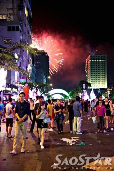 Người dân Sài Gòn nháo nhào trên phố đi bộ vì nhầm địa điểm bắn pháo ho