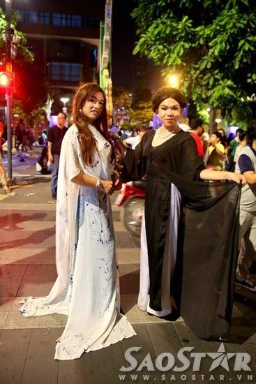 Người dân Sài Gòn nháo nhào trên phố đi bộ vì nhầm địa điểm bắn pháo ho