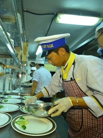 Bếp trưởng đang trình bày món ăn lên.