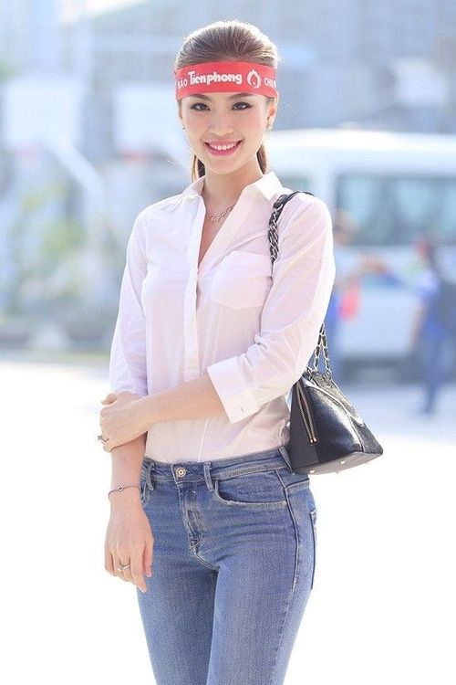 Là gương mặt năng nổ trong các sự kiện xã hội, người đẹp quê Vĩnh Long rất ít khi vắng mặt ở những chương trình thiện nguyện, vì cộng đồng. Cô diện trang phục áo sơ mi trắng kết hợp cùng quần jeans ống loe xanh ăn nhập khi xuất hiện tại buổi hiến máu.