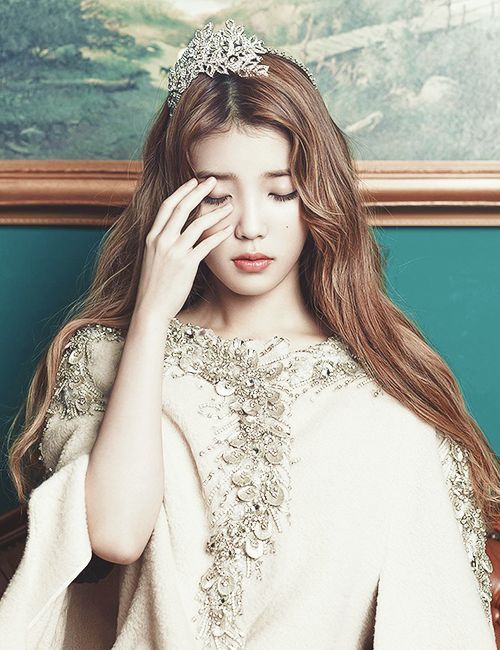 Một trong những vụ việc lừa đảo được biết đến nhiều nhất ở showbiz Hàn chính là trường hợp của IU. Khi chập chững vào nghề, IU phải trải qua khá nhiều khó khăn, trong đó việc bị công ty chủ quản lừa đảo.