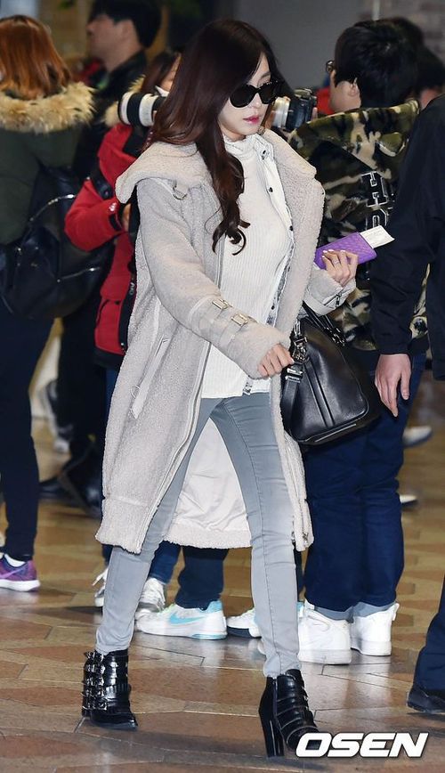 Tiffany sang chảnh và sành điệu như mọi khi. Thành viên có đôi mắt cười chọn trang phục màu xám.