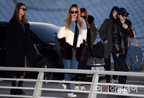Hôm 11/1, cánh săn ảnh bắt gặp nhóm nữ EXID gồm Solji, Eli, Hani, Hyerin và Park Jung Hwa đến sân bay quốc tế Incheon để khởi hành sang Thượng Hải, Trung Quốc. Nhóm có lịch trình dự một sự kiện của nhãn hàng mỹ phẩm ở Thượng Hải.