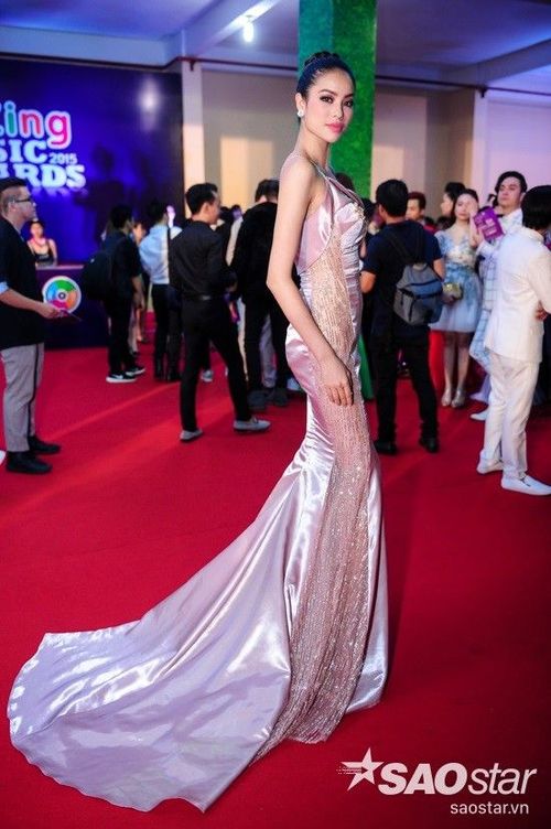 Hoa Hậu Phạm Hương quyến rũ trong trang phục dạ hội với gam hồng pastel điểm xuyết bằng kim sa tạo cảm giác sang trọng. Cách lựa chọn nhấn vào đôi mắt long lanh đã giúp cô ghi điểm một cách tuyệt đối tại sự kiện đêm nay.