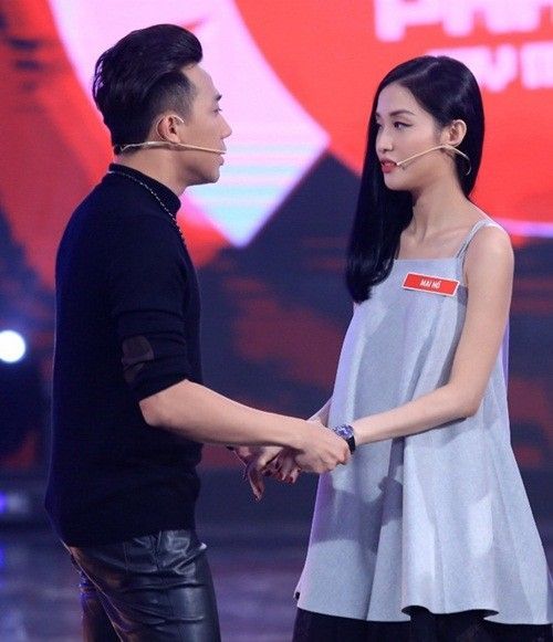 Trong tập 12 của chương trình My Man Can - Đàn ông phải thế mới đây, Trấn Thành có dịp gặp lại Mai Hồ khi cả hai cùng xuất hiện trong vai trò thí sinh. Ở phần bày tỏ tình cảm, “đối thủ” Anh Đức bất ngờ đẩy nam diễn viên hài - MC đắt show nhất nhì làng giải trí Việt hiện nay vào ca khó với lời thách đố: “Em có hôn thì cũng thường thôi. Mà lâu rồi em chưa thấy Trấn Thành hôn Mai Hồ!”.