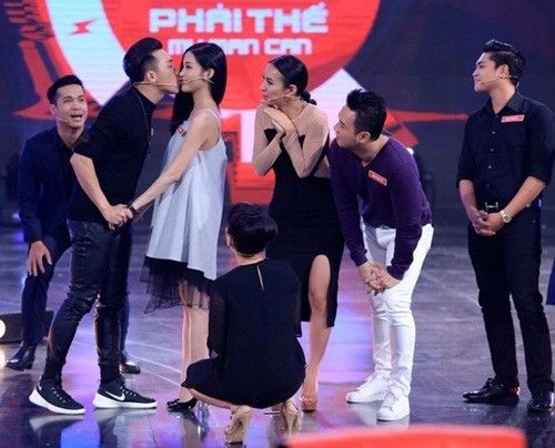 Ngay sau đó, nếu Mai Hồ hơi ngượng ngùng, bẽn lẽn thì Trấn Thành nhanh chóng cầm tay “tình cũ” và nói: “Cứ lúc nào em quay lại cũng có anh sau lưng”. Tiếp đấy, anh trao cho cô một nụ hôn nồng nàn khiến nhiều người thích thú.