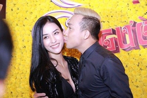 Trước đó hai tháng, ở buổi họp báo giới thiệu chương trình này, Trấn Thành không ngần ngại trao cho Mai Hồ một nụ hôn lên má.