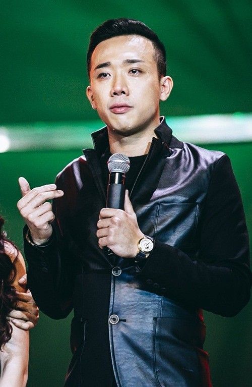 Đêm 21/11/2015, trên sân khấu Gala tranh tài thứ 6 của Thử thách cùng bước nhảy mùa 4, Trấn Thành đã rơi nước mắt và kể về mẹ con Mai Hồ ngay sau khi thưởng thức tiết mục của thí sinh Xuân Thảo. Anh tâm sự: “Tôi đã từng trả qua một mối tình tan vỡ. Khi yêu cô ấy, tôi yêu luôn con của tình cũ cô ấy. Tôi không thể giải thích nguyên do rõ ràng cho thứ tình cảm này…”.