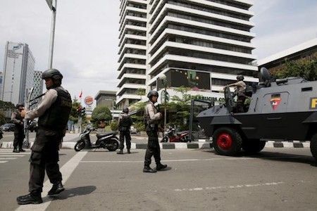 Cảnh sát Indonesia canh gác ở hiện trường vụ tấn công. Ảnh: Reuters