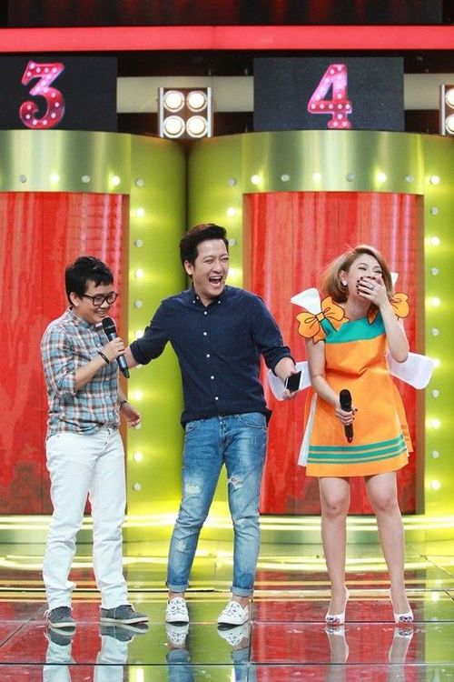 MC Trường Giang đặt câu hỏi tại sao Phương Uyên lại ưu ái Thanh Thảo thay vì một nữ ca sĩ xinh đẹp khác. “Tại vì Thảo lì hơn mấy cô kia. Thảo cứ bám lấy hoài thì phải làm thôi”, câu trả lời của nhạc sĩ Phương Uyên làm cả trường quay phải cười ồ. MC Ca sĩ giấu mặt nắm ngay lấy cơ hội chặt chém: “Có những thương hiệu được tạo nên từ sự đeo bám, và Thanh Thảo là một minh chứng”.