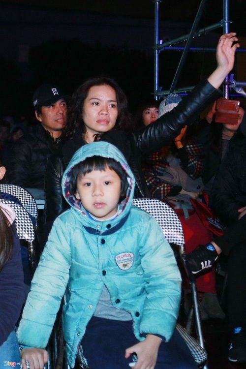 Bà xã và hai con của Trần Lập cũng có mặt trong đêm nhạc Đôi bàn tay thắp lửa. Chị chăm chú theo dõi chồng biểu diễn và đâu đó sâu trong đáy mắt là giọt nước mắt của nữ chiến binh đã mạnh mẽ đồng hành cùng Trần Lập vượt qua nhiều thăng trầm của cuộc sống.
