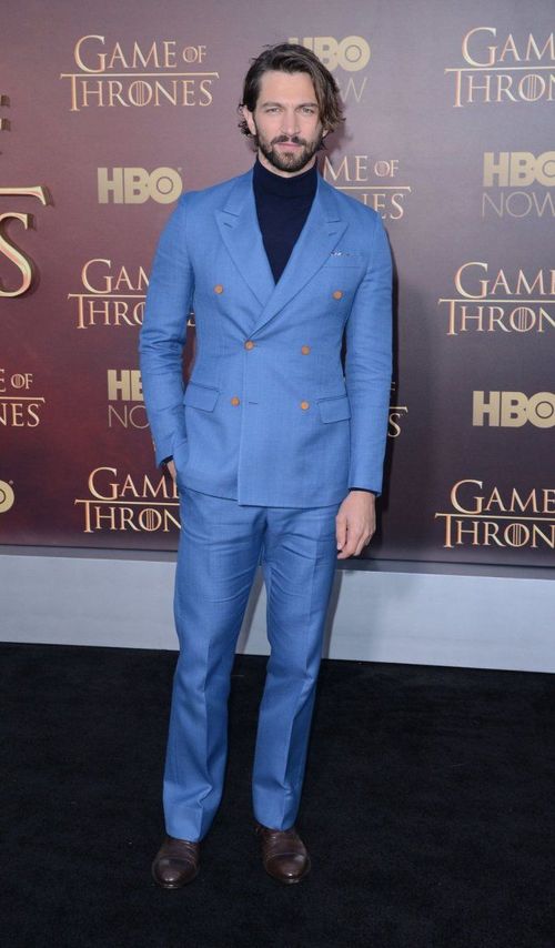 Nghệ sĩ người Hà Lan Michiel Huisman cũng có tên trong danh sách với bộ suit màu xanh dương nổi bật của Louis Vuitton. Khá khen cho Michiel khi anh chọn áo cổ lọ tối màu để tăng độ nam tính cho ngoại hình vốn đã rất đàn ông. Các chuyên gia thời trang bình luận Michiel vừa vặn với thiết kế này hơn so với đạo diễn trẻ Xavier Dolan đã mặc trước đó vài tháng ở Pháp