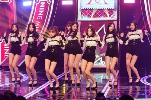 Những ông trùm, tài phiệt giàu có thường bỏ ra số tiền triệu đô mời các diva, nhóm nhạc hàng đầu thế giới đến biểu diễn riêng. Fan Kpop cũng có thể học tập cách tiêu tiền này, chọn ra những nhóm nhạc, nghệ sĩ yêu thích nhất và trả tiền để có được một concert riêng.